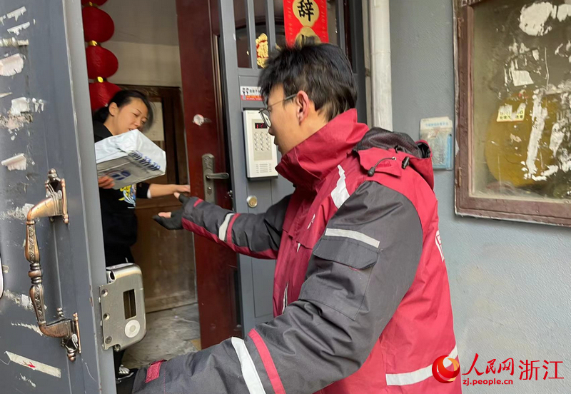 杭州：快递小哥的“新春第一单”(图4)