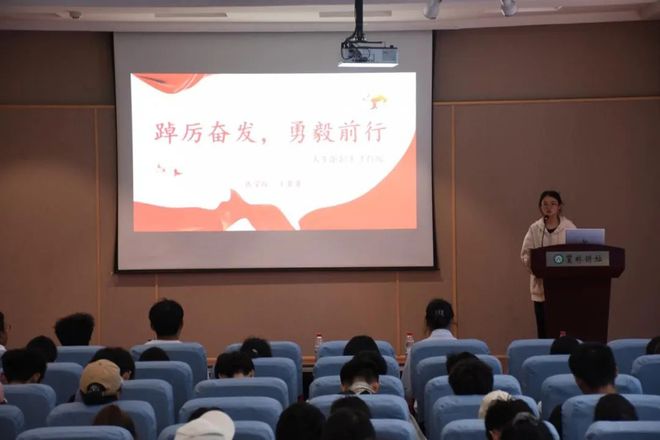 信阳师范大学物理电子工程学院举行2024年“身边的榜样·奖学金标兵”宣讲活动(图3)