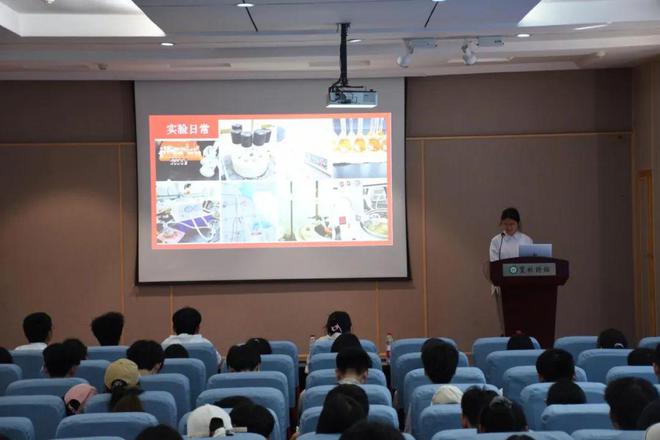 信阳师范大学物理电子工程学院举行2024年“身边的榜样·奖学金标兵”宣讲活动(图2)