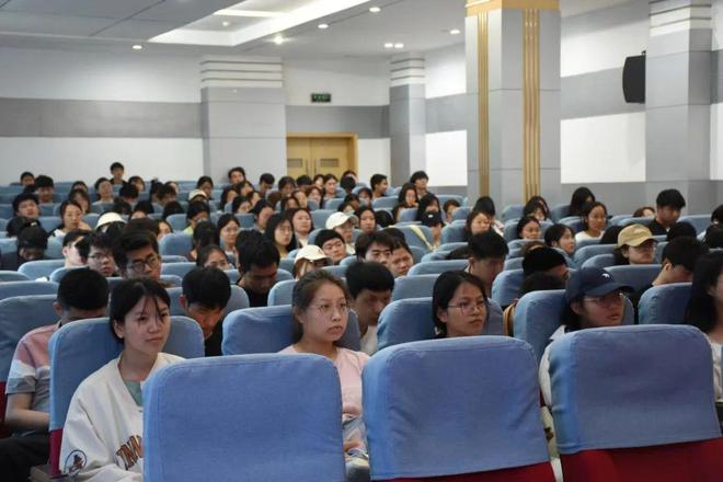 信阳师范大学物理电子工程学院举行2024年“身边的榜样·奖学金标兵”宣讲活动(图5)